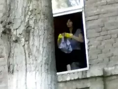 Perempuan murahan panas memikat lelaki di gim untuk melakukan perkara kotor dengannya