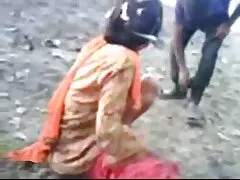 Ibu tiri membelai teman lelaki hitam anak perempuannya apabila dia tiada