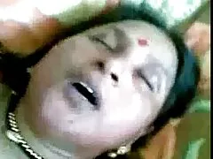 Ibu tiri menghiburkan anak perempuan tentang memancut