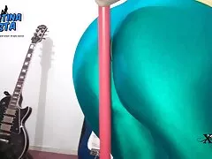 TUSHYRAW Berambut merah molek memanjangkan bokongnya