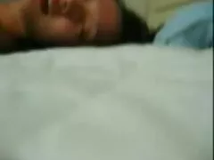 Gadis sekolah Asia yang comel meniduri seorang lelaki dua kali ganda saiznya